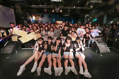 「Shine Fine Movement 1stワンマンライブ ~わたしはルミナス~」で撮影された記念写真。