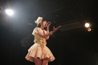 ソロ曲「Starlight」を歌う橘莉子。