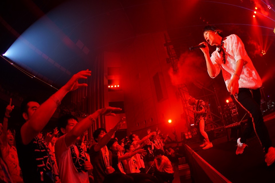 UVERworld「LIVE TOUR 2018」福島・とうほう・みんなの文化センター（福島県文化センター）公演の様子。