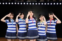 左から薮下楓、岡田奈々、瀧野由美子、岩田陽菜、石田千穂。(c)AKS