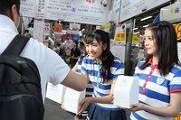 街頭で募金活動を行うSTU48メンバー。(c)AKS
