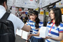 街頭で募金活動を行うSTU48メンバー。(c)AKS