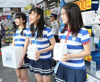 街頭で募金活動を行うSTU48メンバー。(c)AKS