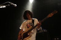 佐藤健一郎（B, Cho）（撮影：佐藤祐紀）