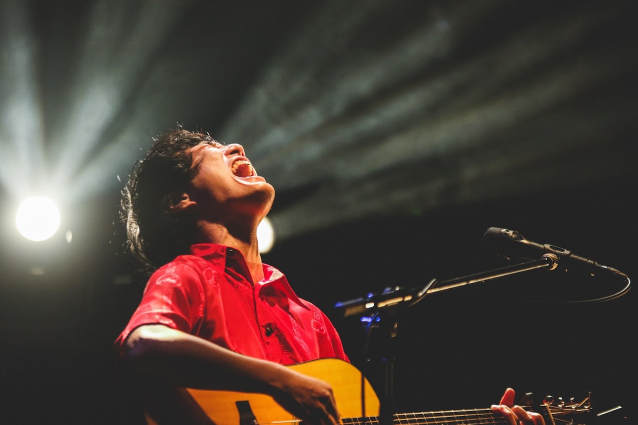 石崎ひゅーい、即興曲も飛び出したデビュー記念日の弾き語りワンマン