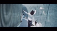 欅坂46「アンビバレント」ミュージックビデオのワンシーン。