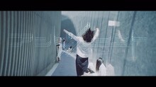 欅坂46「アンビバレント」ミュージックビデオのワンシーン。