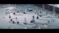 欅坂46「アンビバレント」ミュージックビデオのワンシーン。
