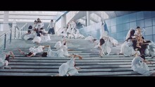 欅坂46「アンビバレント」ミュージックビデオのワンシーン。