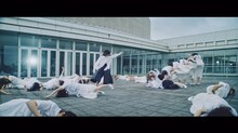 欅坂46「アンビバレント」ミュージックビデオのワンシーン。