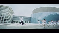 欅坂46「アンビバレント」ミュージックビデオのワンシーン。