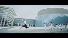 欅坂46「アンビバレント」ミュージックビデオのワンシーン。
