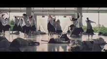 欅坂46「アンビバレント」ミュージックビデオのワンシーン。