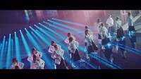 欅坂46「アンビバレント」ミュージックビデオのワンシーン。