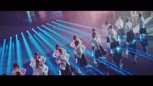 欅坂46「アンビバレント」ミュージックビデオのワンシーン。