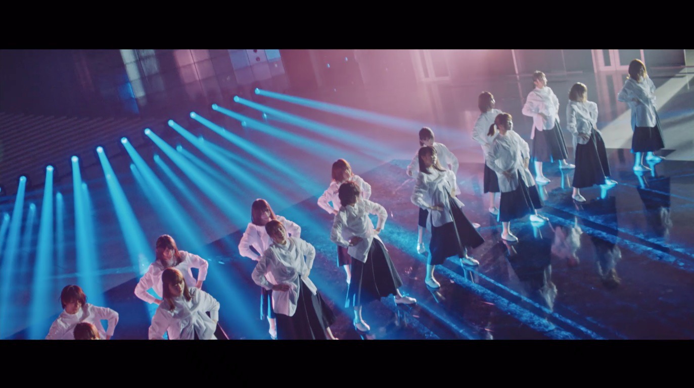 欅坂46「アンビバレント」ミュージックビデオのワンシーン。