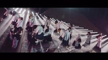 欅坂46「アンビバレント」ミュージックビデオのワンシーン。