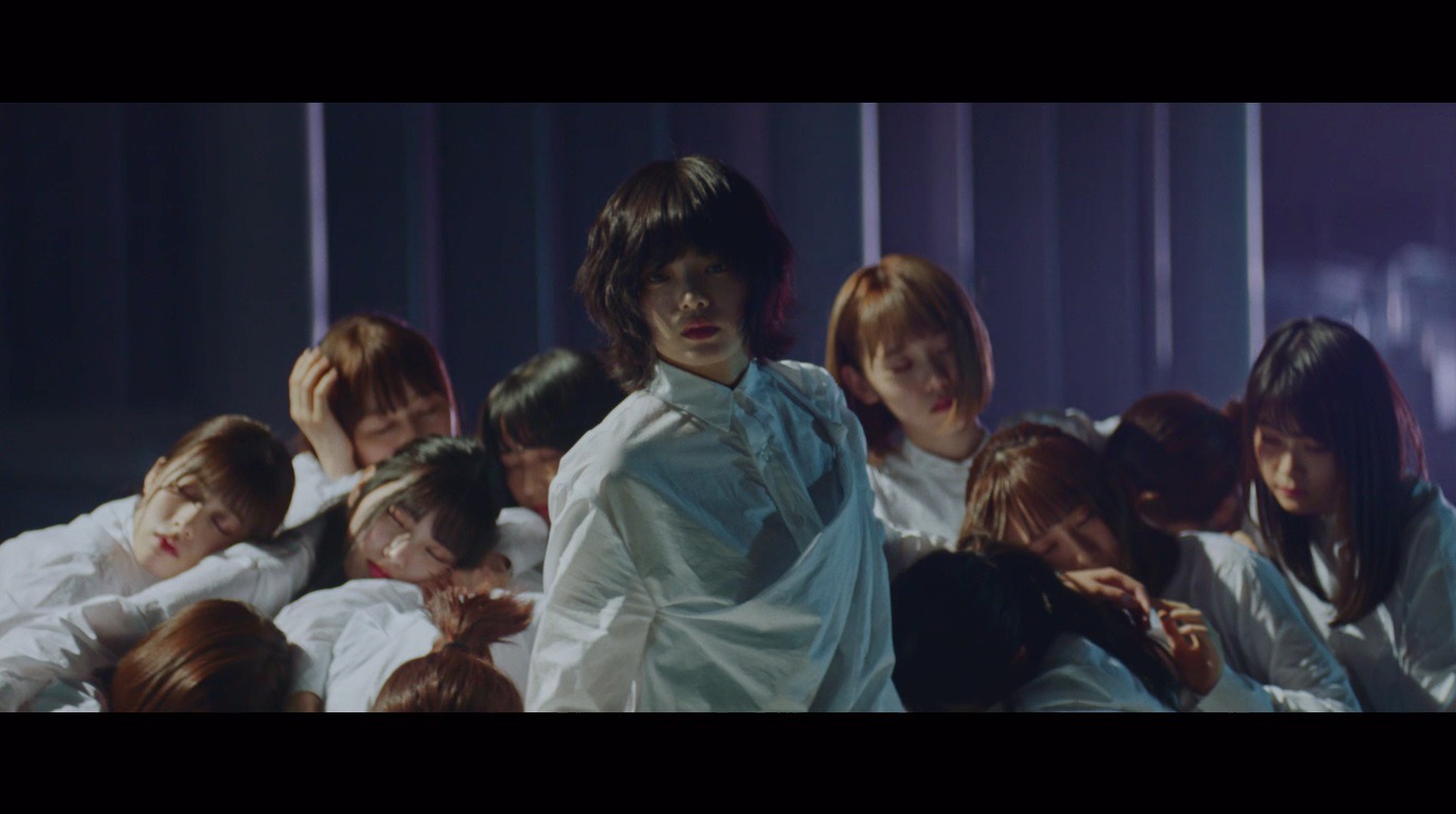 欅坂46「アンビバレント」ミュージックビデオのワンシーン。