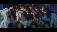 欅坂46「アンビバレント」ミュージックビデオのワンシーン。