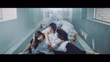 欅坂46「アンビバレント」ミュージックビデオのワンシーン。
