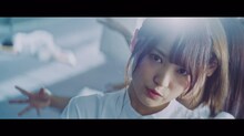 欅坂46「アンビバレント」ミュージックビデオのワンシーン。