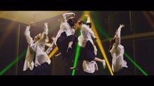 欅坂46「アンビバレント」ミュージックビデオのワンシーン。