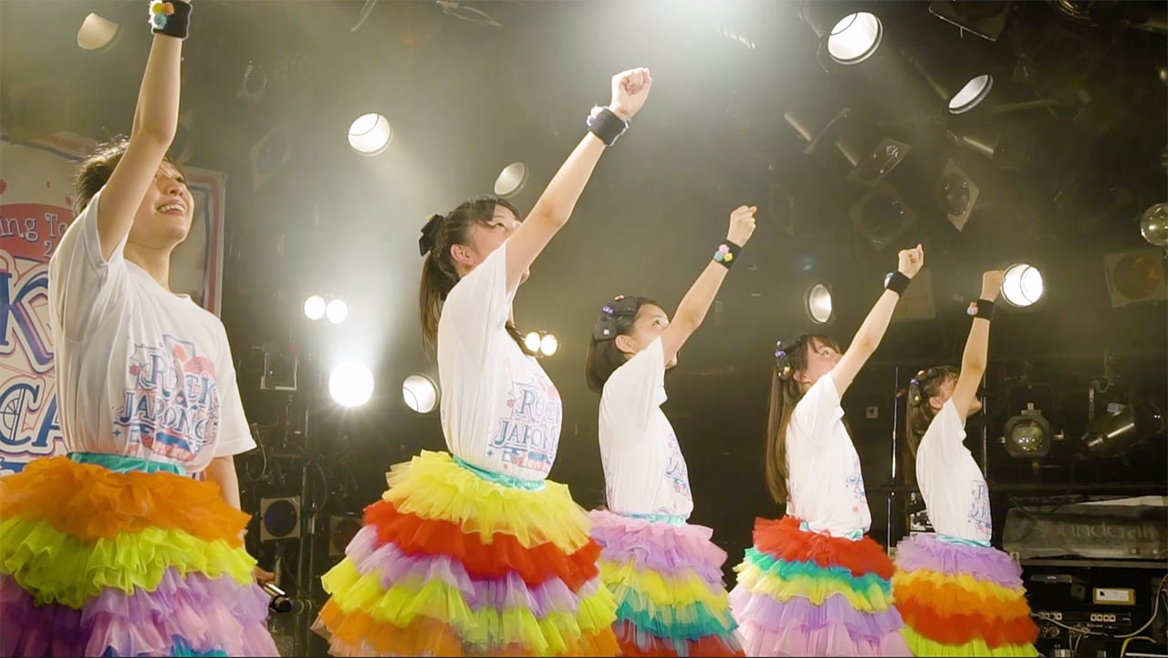 ロッカジャポニカ「DIVE TO VIEWS」ライブ映像のワンシーン。