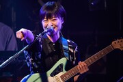 「今夜キメます！」と指をさす弓木英梨乃（Vo, G）