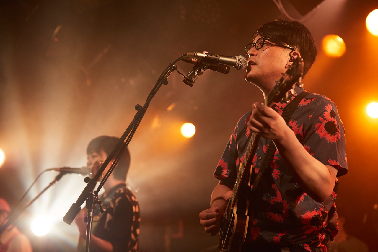 左から弓木英梨乃（Vo, G）、堀込高樹（Vo, G）。