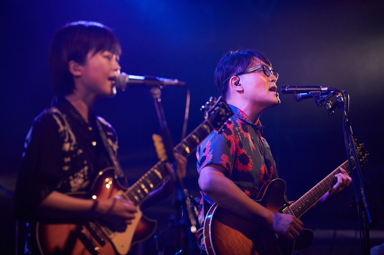 左から弓木英梨乃（Vo, G）、堀込高樹（Vo, G）。