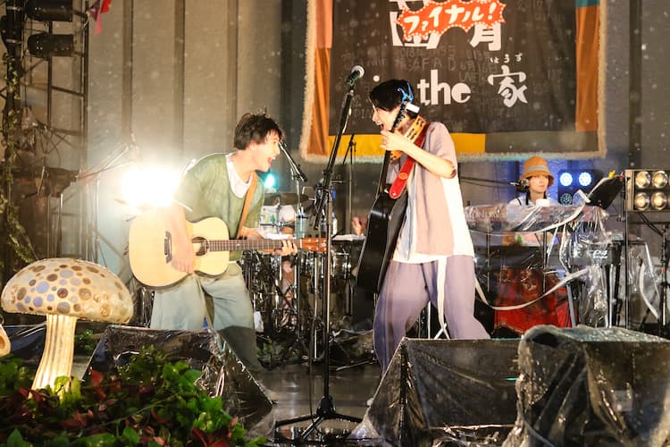 さくらしめじ、湿度MAXの野音で菌育完了！雨中の大合唱で「ずっと一緒 