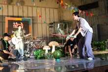 スイカ割りをする高田彪我（右）。