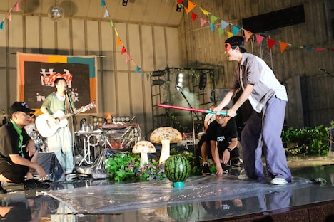 スイカ割りをする高田彪我（右）。