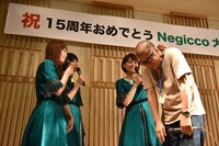 Kaedeに首根っこをつかまれる熊さん（右端）。