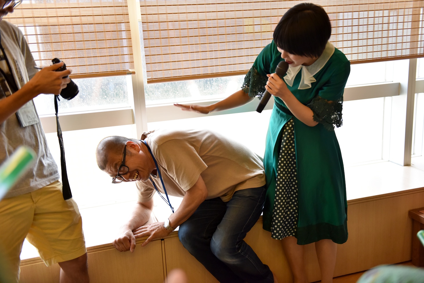 熊さんに歌わせようとするMegu。