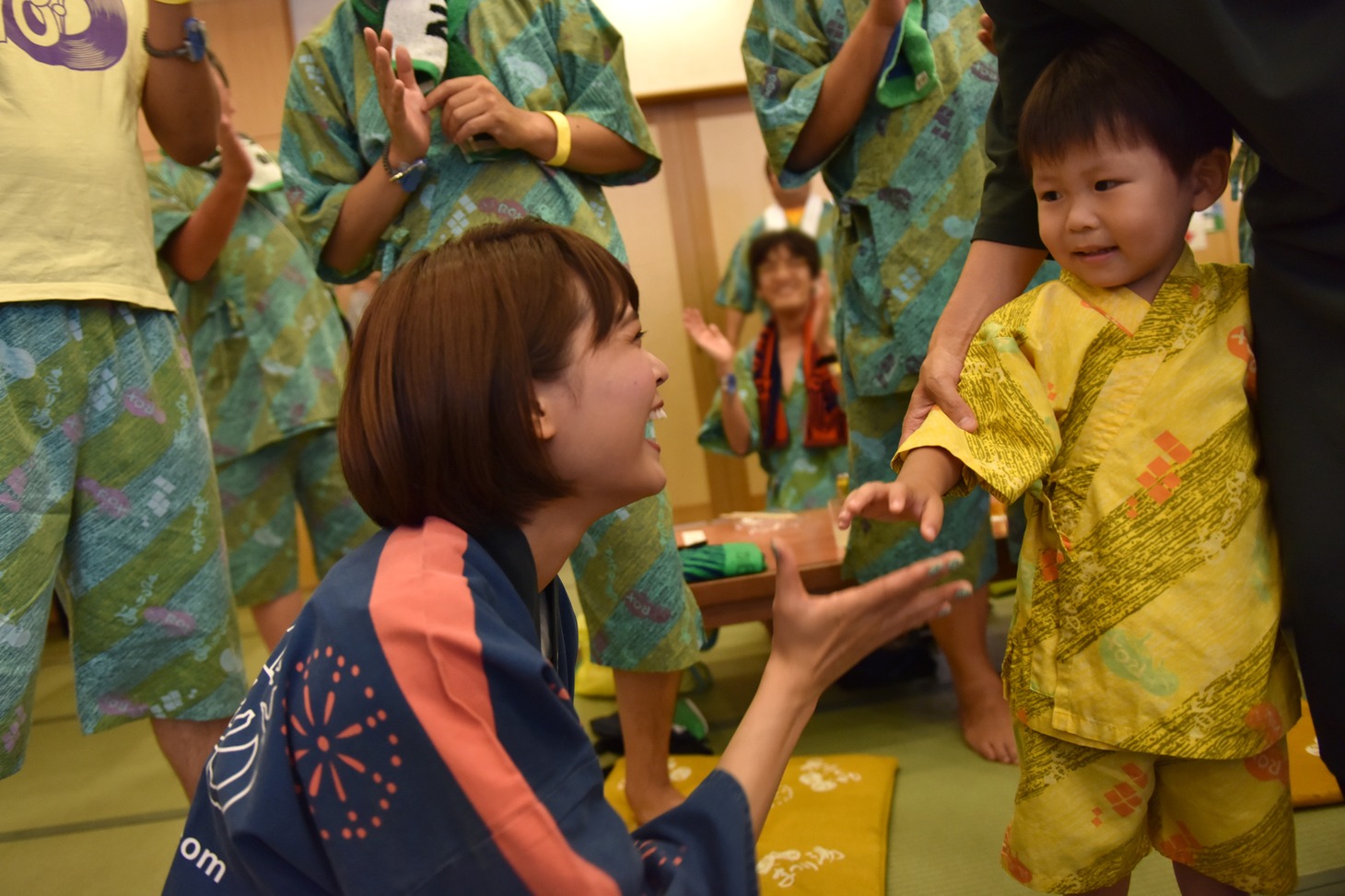 チビッ子と触れ合うKaede