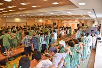 座敷でラインダンスする観客。