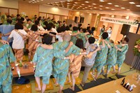 ラインダンスで盛り上がるまつり湯。