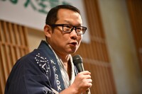 「おめでたい席なので、おめでたい小噺を」という前置きから下ネタ小噺「呪われた家族」を披露した立川吉幸。