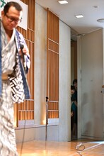 小噺を披露する立川吉幸を舞台袖から覗くNegicco。