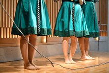 靴を脱いでステージに上がったNegicco。