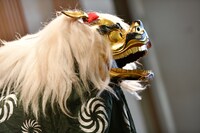 古今亭菊龍による寿獅子舞の様子。