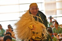 観客にも厄払いの寿獅子舞を行う古今亭菊龍。