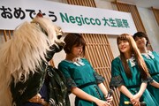 獅子舞に噛まれて厄を払うNegicco。