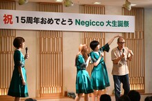 ライトを直に浴びて熱いと嘆く熊さん（右端）の頭部を手でガードするMegu（右から2番目）。