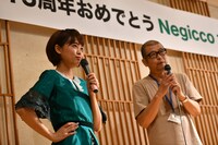 「こんな楽しいブラック企業はないですよ」と所属事務所について話すKaede（左）。