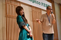 熊さん（右）に個性を褒められ上機嫌のリーダーNao☆（左）。