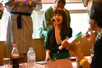 座敷に座り込んで歌うNao☆。