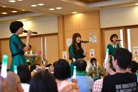 座敷で「雫の輪」を熱唱するNegicco。