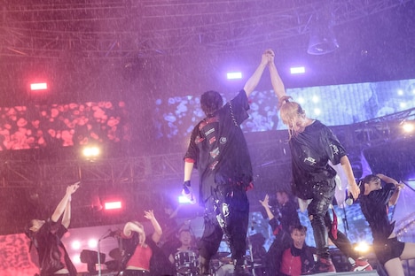 「Hold It Buster!! ～Battle of Rap～」でハイタッチするIKE（左 / Vo）とUZ（右 / G）。